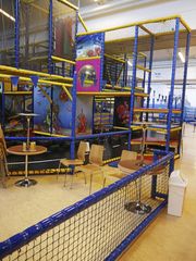 STORT: HurlumHeiHuset har plass til mange lekende barn.
