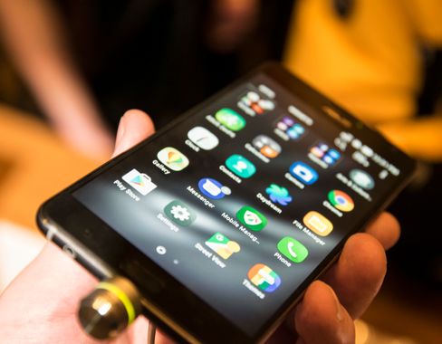 Det følger som vanlig med en mengde apper på Asus' Android-enheter, men å finne noen som kunne sette den uvanlige telefonen på prøve var ikke enkelt i demoeksemplarene.