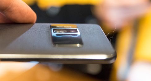 Det er en forholdsvis håndterbar og lett telefon dette her, til tross for skjermstørrelse på 5,7 tommer.