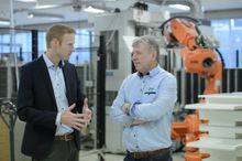 Kåre Tobiassen (til høyre) i Strai kjøkken sammen med Oskar Brandin i det svenske ingeniørfirmaet Evert Johansson. Sistnevnte har vært sentral i å utforme Strai Kjøkkens maskinløsninger.