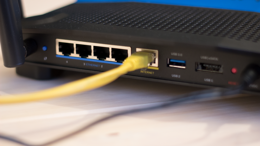 Fire GB-ethernet-LAN-porter, én WAN-port, én USB 3.0-port og én kombinert eSATA-port og USB 2.0-port.