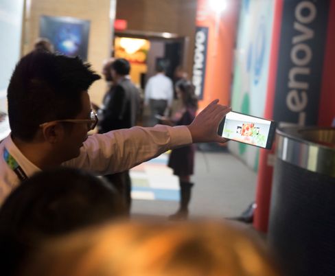 Det er et halvt år siden Lenovo lanserte Phab 2 Pro, men folk flokker seg stadig rundt telefonen. Først i november kom telefonen i salg i enkelte markeder.