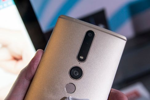 Kamerariggen på Tango-telefoner ser en smule uvanlig ut. Merk at den nederste ringen bare er en helt vanlig fingerleser.
