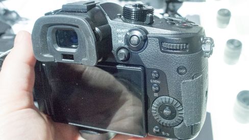 Knappene er ganske like som på GH4. Dog er video-knappen flyttet.