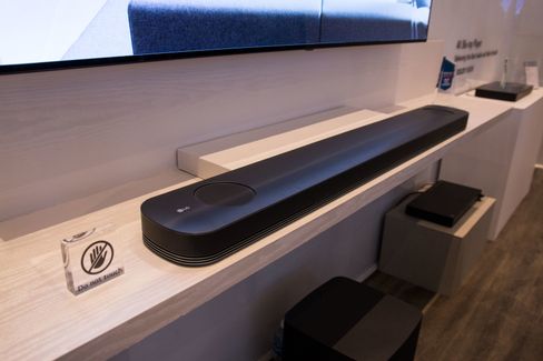 LGs nye lydplanke SJ9 er den tynneste av sitt slag på markedet. Med Dolby Atmos leverer den imponerende lyd i stuen.