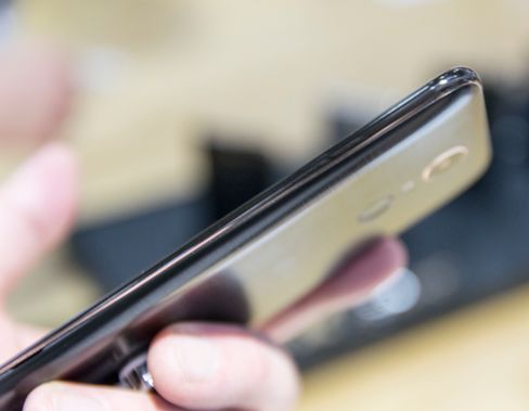 En metallramme rundt telefonen, og et svakt buet 2,5D-glass på forsiden gir denne telefonen et langt mer eksklusivt preg enn prislappen antyder.