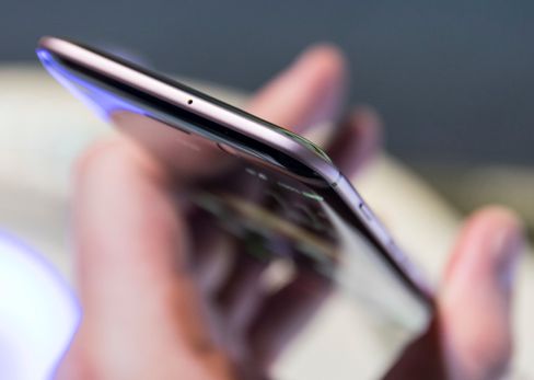 Telefonen er svært tynn ut mot metallkantene.