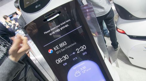 Sett inn ombordstigningskortet, og roboten gir deg detaljer om flyvningen og hvor du må gå for å få være med.