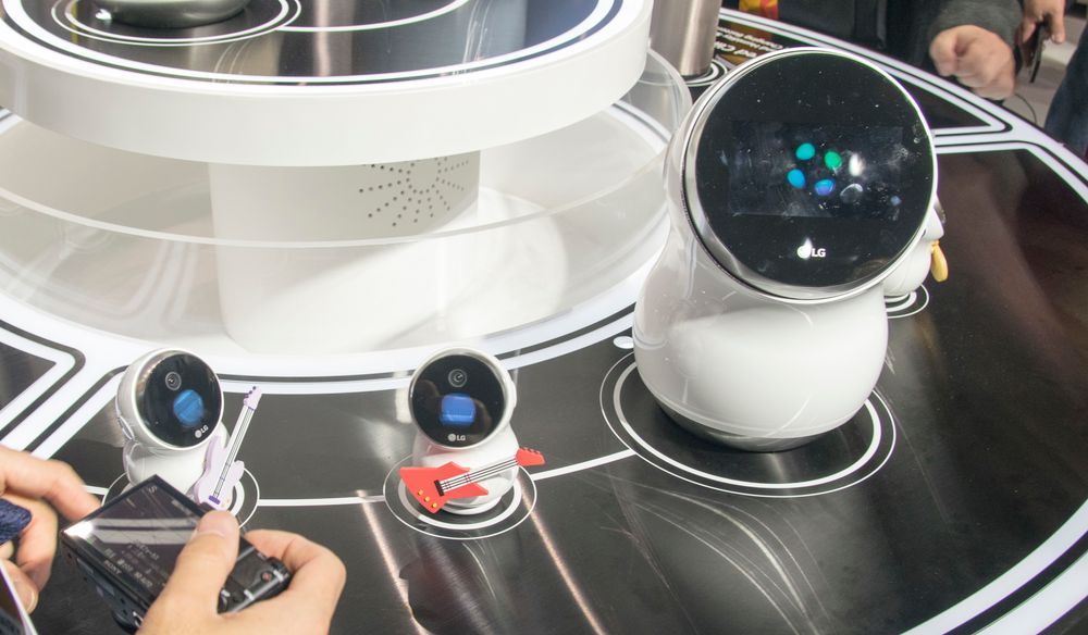 LGs mindre husroboter deler designspråk med de store flyplassvariantene.