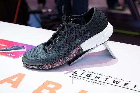 De tilkoblede løpeskoene til Under Armour.