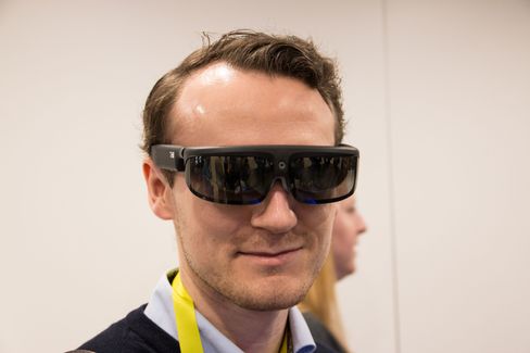 Osterhout Design Groups S-9 brille har et 4K-kamera ved nesen og to små, men likevel høyoppløste skjermer på innsiden.