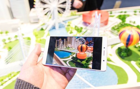 ZTE hadde satt opp et helt lite landskap til å prøvekjøre 3D-effekten på mobilen. I tillegg hadde de satt opp en basketballbane med mye action på.