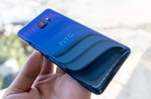 De nye HTC U-telefonene er så blanke at det er nærmest umulig å ta skikkelige bilder av dem. HTC kaller designspråket Liquid Surface. Flere av modellene ser også ut til å bytte farge avhengig av lys. Den svarte kan for eksempel se dyp grønn ut under sollys.