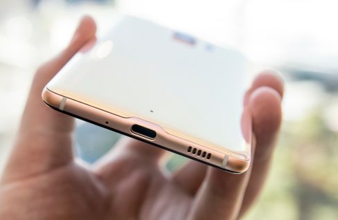 Metallrammen rundt telefonen er svært tynn, med buet glass på alle kanter. Helt i bunnen en USB type-C-kontakt. Den gjør også nytte som hodetelefonkontakt. Mini-jacken er borte her som i HTC Bolt/10 Evo.
