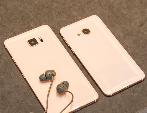 HTC U Play er vesentlig mindre enn Ultra-modellen, og siden den har den samme designen ligger den ekstremt komfortabelt i hånden.