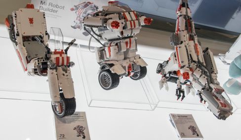Én pakke kan bli til tre ulike roboter, som kan styres med en medfølgende app. Konseptet er svært likt Lego Mindstorms.