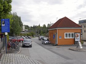 LETER HER: Det er i dette området at politiet nå i kveld leter etter en mann i 30-årene i forbindelse med hærverk mot en taxi.
