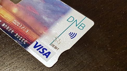 Bankkort med støtte for kontaktløs betaling er det MobilePay nå forsøker å ta opp kampen med, her eksemplifisert med undertegnedes bankkort. Kortets numre er sladdet av sikkerhetshensyn.