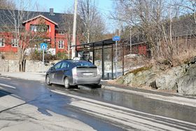 HER KLIKKET DET FOR EN MANN I 30-ÅRENE: Politiet har ennå ikke pågrepet noen etter ruteknusingen på taxiholdeplassen ved Sentrumsbygget.