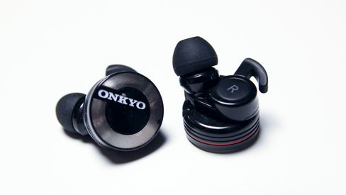 Onkyo W800BT er rimelig store plugger, men sitter likevel godt i øret. De har også en viss bling-faktor.