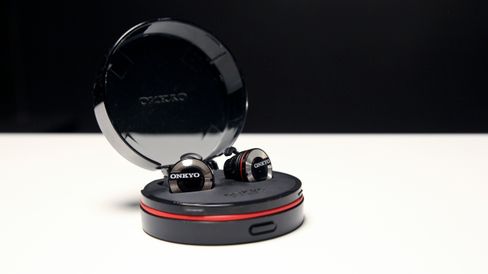 Onkyo W800BT er Onkyos første forsøk i segmentet for øreplugger helt uten en tråd.