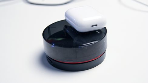 Mens Onkyos etui omtrent tilsvarer et par snusbokser oppå hverandre, er Airpods-etuiet litt mer som en liten eske tannpirkere.
