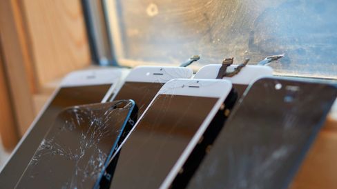 Noen av de fungerende skjermene med knust glass vi hadde liggende.
