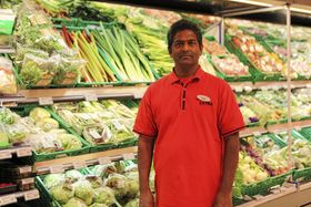 KLAR FOR KAMP: Butikksjef hos Coop Extra, Loganathan Sivasambu, er klar til å ta opp kampen om kundene mot Rema 1000.