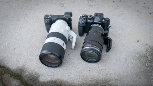 OM-D E-M1 II er kanskje større enn a6500, men det er før optikken kommer på.