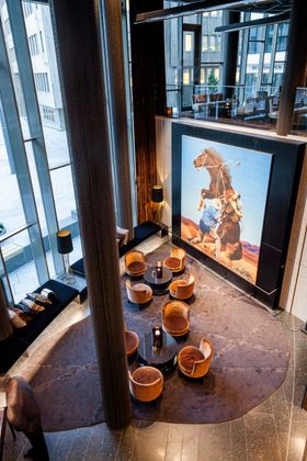 I GLASS OG RAMME: Stadig flere hoteller satser på kunst. The Thief på Tjuvholmen har verker fra 32 kunstnere. Her er Richard Prince’ «Cowboy».