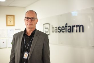 Direktør for forretningsutvikling Knut Rand i Basefarm er svært fornøyd med å få være først ute med Azure Stack. – Pilotrollen henger høyt og bekrefter Basefarms posisjon som ledende leverandør av hybride skytjenester, sier han.