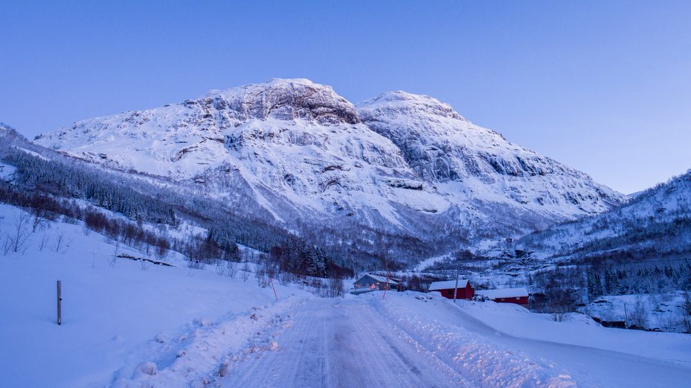 Den gode bildestabiliseringen lar oss ta bilder med lang lukkertid, noe som kommer godt med i vintermørket - i alle fall så lenge motivene står stille. Her 1/13s, men vi fikk også flere skarpe bilder med hele 1 sekunds lukkertid, og har sett andre fått skarpe bilder med 2 sekunders lukkertid(!) 1/13s -f/5.6 - ISO 64. Justert fra råformat.