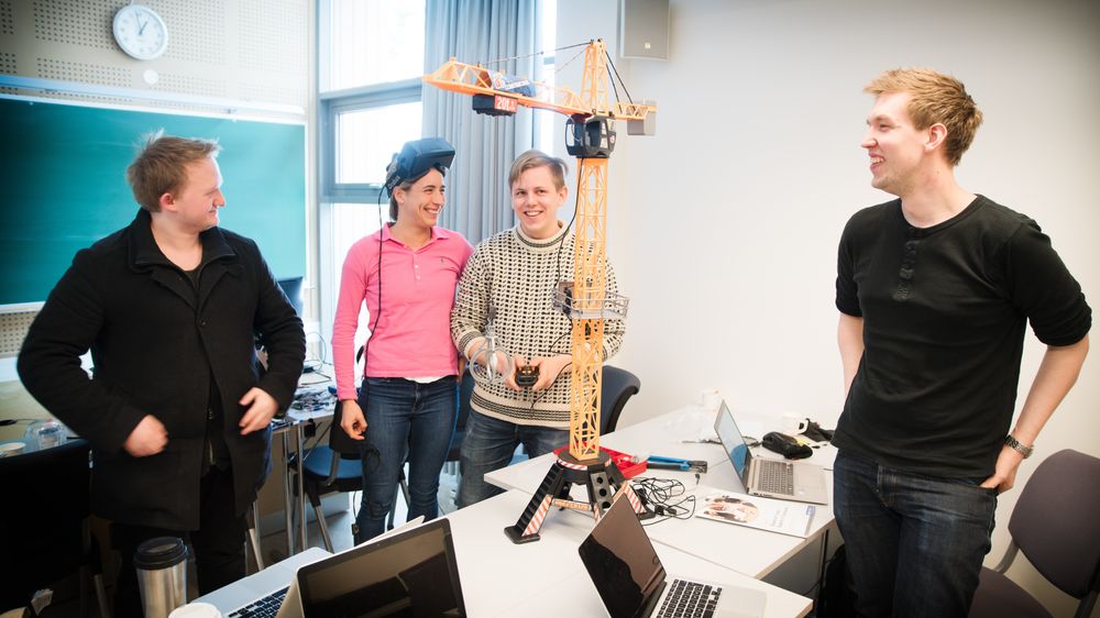 Ved Institutt for geovitenskap og petroleum på NTNU samles studenter fra ulike utdanningsretninger og utforsker ny teknologi. Fra venstre: Kristoffer V. Årvik, industriell økonomi og teknologiledelse, Ida Kristine Kure, kjemisk prosessteknologi, Ola Øren, kybernikk og Sverre Johann Bjørke, informatikk.