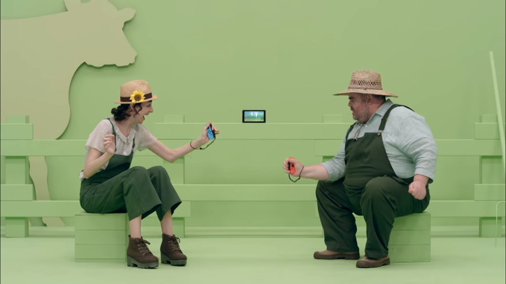 1-2 Switch er nok et snodig partyspill fra Nintendo. Her er to stykker som morer seg med å melke en ku i spillet.