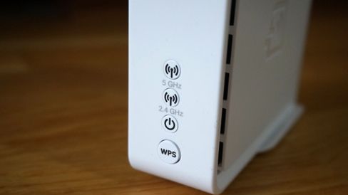 Tre små lamper forteller deg stort sett det du trenger å vite om systemet. Om 5 GHz-lampa blinker kjapt med jevne mellomrom er mesh-nettverket intakt.