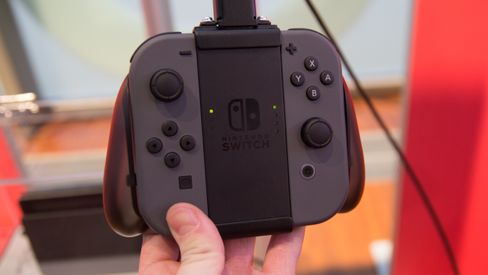 Joy-Con Grip-en som følger med, lader ikke kontrollerene.