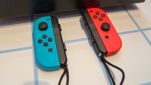 Man kan bruke Joy-Con-kontrollerne slik.