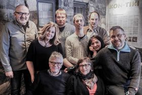 NEA RADIO: Sittende sofaen: Redaktør Andreas Reitan og Kirsten Røset. Sittende på armlenet: Per Magne Moan. Stående bak: Marit Manfredsdotter og Anne Gundersen til høyre. Lengst bak fra høyre: Ola dragmyrhaug, Thomas Kråkvik, Stian Elverum og Nils Kåre Nesvold.