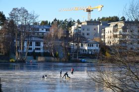 MANGE KOSER SEG: Det er mange som benytter anledningen til å kose seg på isen på Kolbotnvannet for tiden, men vis varsomhet og aktsomhet!