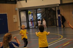 KOS MED CUP: Det var mye håndballglede i hallen under Loppetassen.