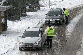 DÅRLIGE VEIER: Politiet får mye å gjøre når veiene er glatte.
