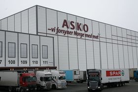 TRAILER-VELT: Utenfor Asko i Vestby ligger det fortsatt en trailer etter en ulykke i går.
