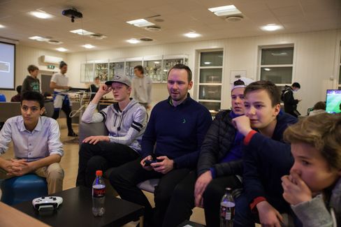 Thomas «Krapyl» Ovesen (midten) er tidligere Counter-Strike 1.6-spiller. Han tror ballklubben kan revolusjonere e-sportmiljøet i Norge.