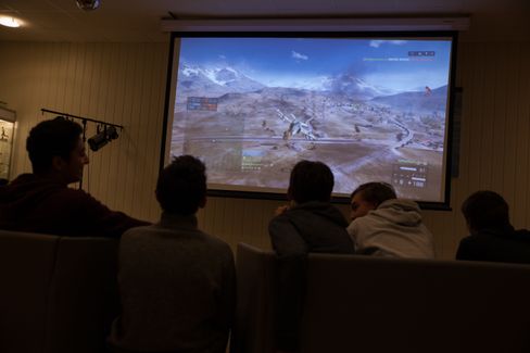 Ungdommene kikket på Battlefield-videoer mens de ventet på at Rocket League skulle lastes ned.