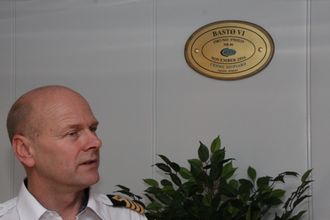 Kaptein Svein Erik Waksaas. Plaketten på veggen viser at Bastø 6 er bygget ved verftet Cemre i Tyrkia.