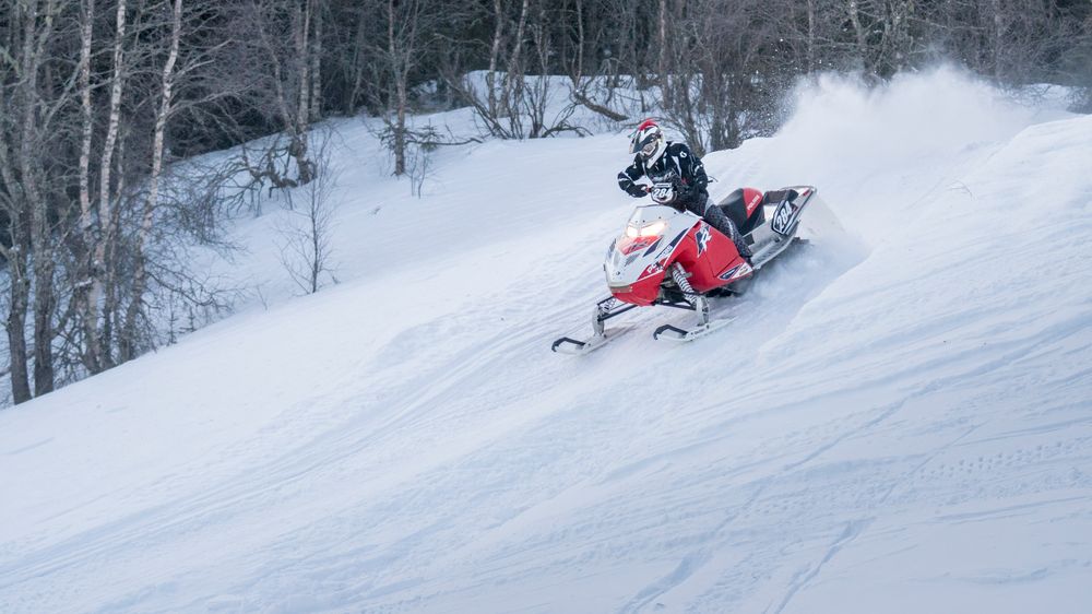Når ting skjer rakst er det fint å kunne bruke kameraet raskt, desverre bidrar ikke berøringskjermen mye til dette. 1/800s - f/2.8 - ISO 800. Justert fra råformat. Takk til snowcross-utøverMartin Magnussen