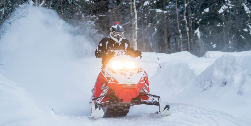 Autofokusen traff på nesten alle bildene i serien, fra snøskuteren var lengre bak i svingen, og frem til den var omtrent på siden av undertegnede og dermed innafor objektivets nærgrense. 1/1600s - f/2.8 - ISO 2500. Justert fra råformat.