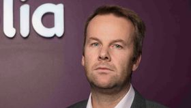 Kommunikasjonsdirektør Henning Lunde i Telia sier forbeholdet i tilbudet tvinges fram av reglene om nettnøytralitet.
