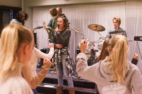 GLE(E)DER SEG TIL Å LEVERE: Anaelle Emilie Feragen (15) synger låten «Hung up» av Madonna mens 9. klassingene øver på dans.