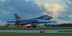 LUFTIG STYRKE: En B-1B Lancer letter i oktober 2016 fra Ellsworth Air Force base på Guam i Stillehavet. Ingen andre land matcher USAs evne til å deployere sterke luftstyrker til baser overalt i verden.